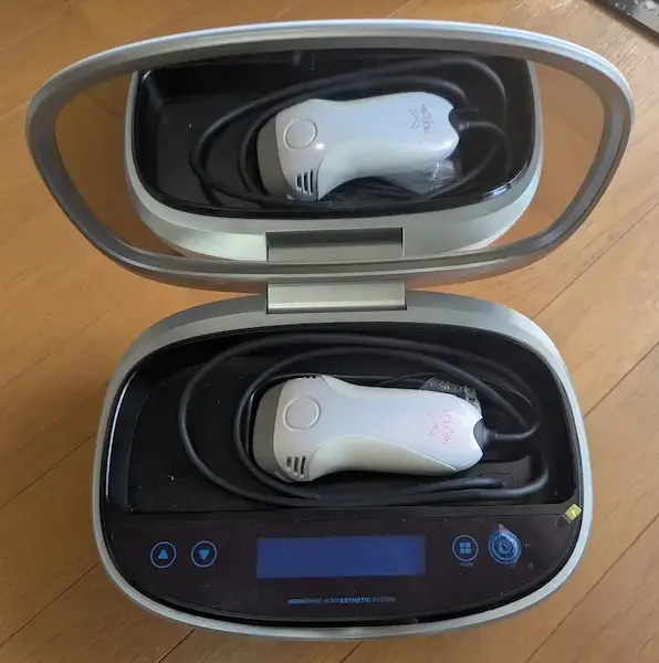 10年愛用している家庭用脱毛器ケノンの写真。10年間壊れずに使えてる。